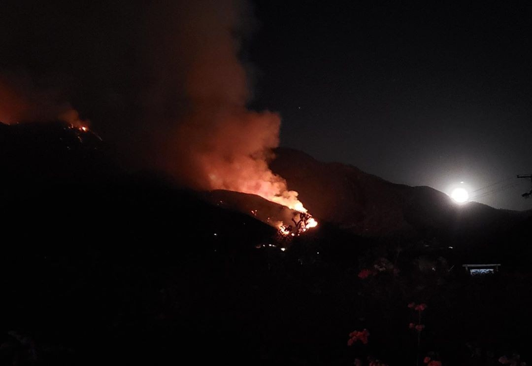 Corpo de Bombeiros tentam conter as chamas que consomem parque na Califórnia (Foto: Reprodução/Instagram)