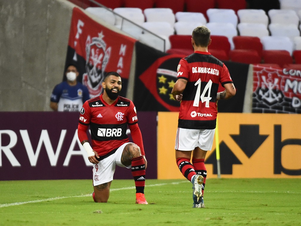 Gabigol e Arrascaeta comemoram gol do Flamengo contra o La Calera — Foto: André Durão