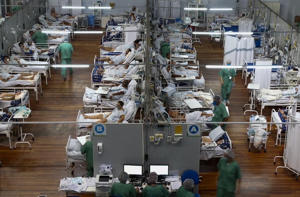 Foto mostra UTI em hospital de campanha para pacientes com Covid-19 em Santo André, no ABC paulista, no dia 26 de março. — Foto: Miguel Schincariol/AFP