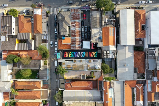 Em homenagem ao Dia do Orgulho LGBTI+, Felipe Morozini assina arte de 30 metros em São Paulo (Foto: Felipe Aravena/Divulgação)