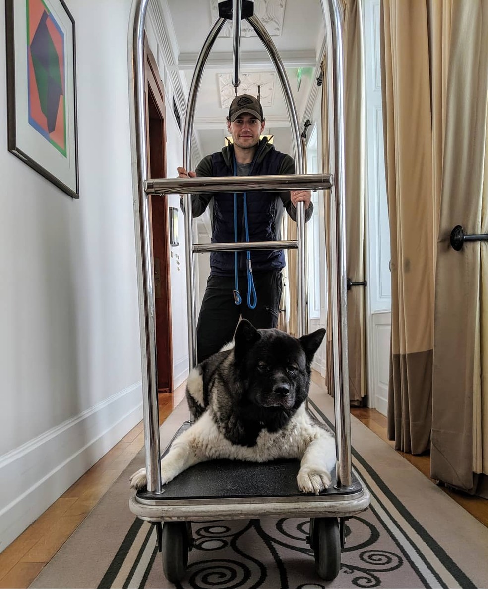 Henry Cavill e o seu cachorro Kal — Foto: Reprodução