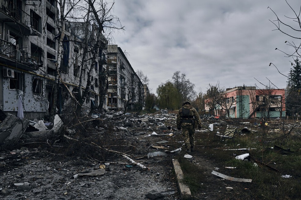 Um soldado ucraniano passa por casas destruídas pelo bombardeio russo em Bakhmut, região de Donetsk, Ucrânia, quinta-feira, 10 de novembro de 2022 — Foto: AP Photo/LIBKOS