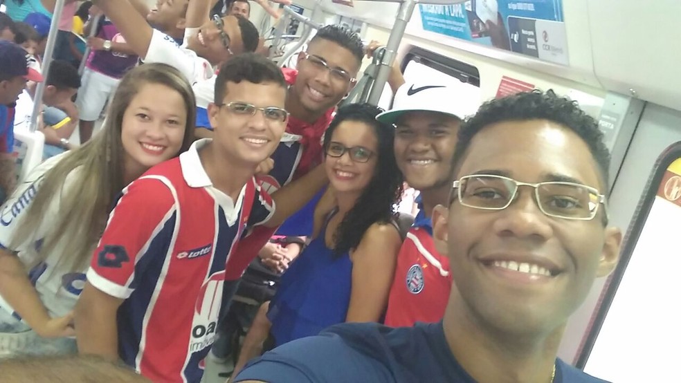 Um dos momentos preferidos de Hebert Conceição é assistir aos jogos do Bahia com os amigos — Foto: Arquivo Pessoal