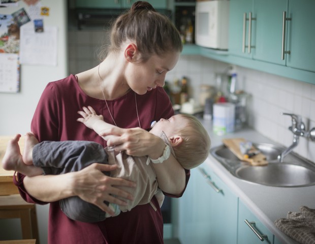 Mãe com bebê no colo (Foto: Getty Images)