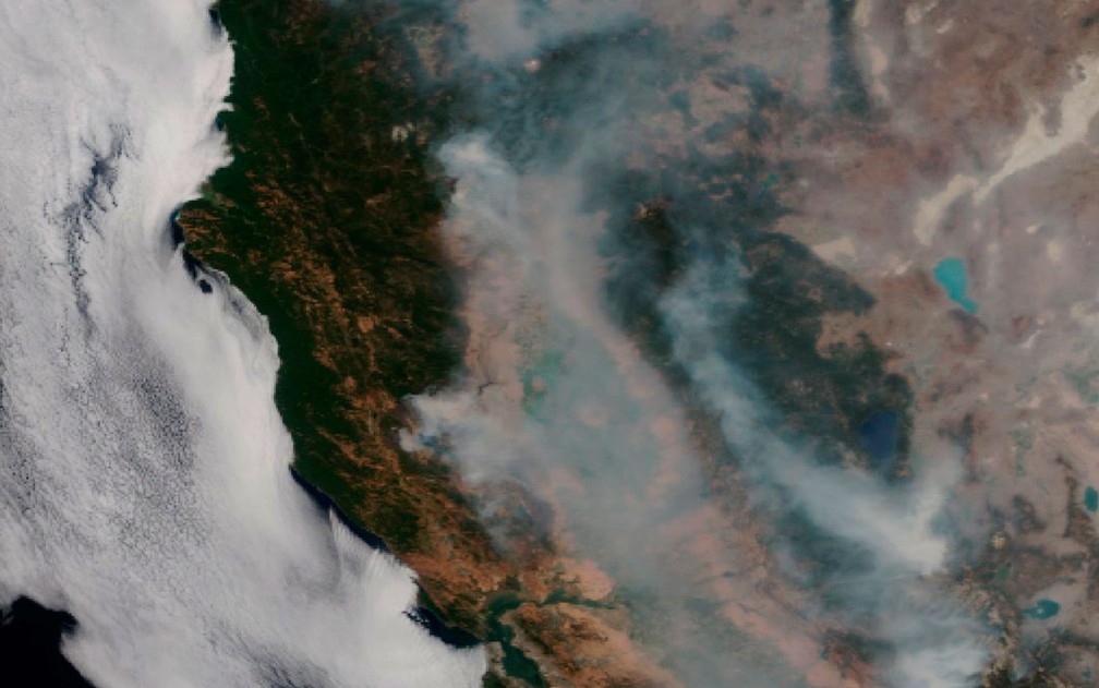 Imagem de satélite divulgada na terça-feira (7) mostra os incêndios do Complexo Mendocino, no norte da Califórnia (Foto: NOAA via AP)