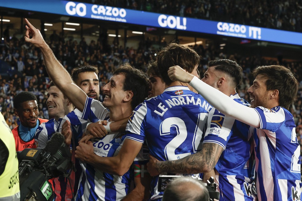 Jogadores comemora gol de Oyarzabal em Real Sociedad x Athletic Bilbao pela LaLiga — Foto: EFE/ Javier Etxezarreta