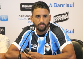 Provável titular, Michel se diz pronto para substituir o capitão Maicon