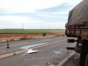Duas pessoas morrem em acidente com caminhão na BR-365 em Celso Bueno (Foto: Portilho Online)