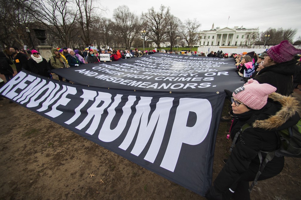 'Fora Trump': manifestantes pedem saída de Donald Trump da Presidência durante Marcha das Mulheres de 2020 em Washington, neste sábado (18) — Foto: Manuel Balce Ceneta/AP Photo