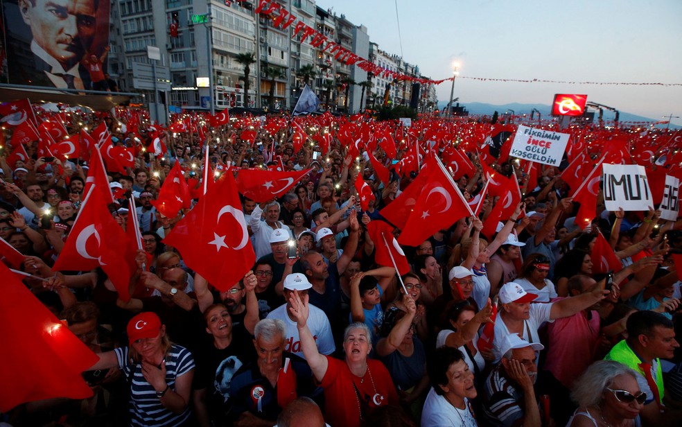 Apoiadores de Muharrem Ince, candidato à presidência da Turquia, agitam bandeiras durante comício em Izmir, na quinta-feira (21) (Foto: Reuters/Osman Orsal)