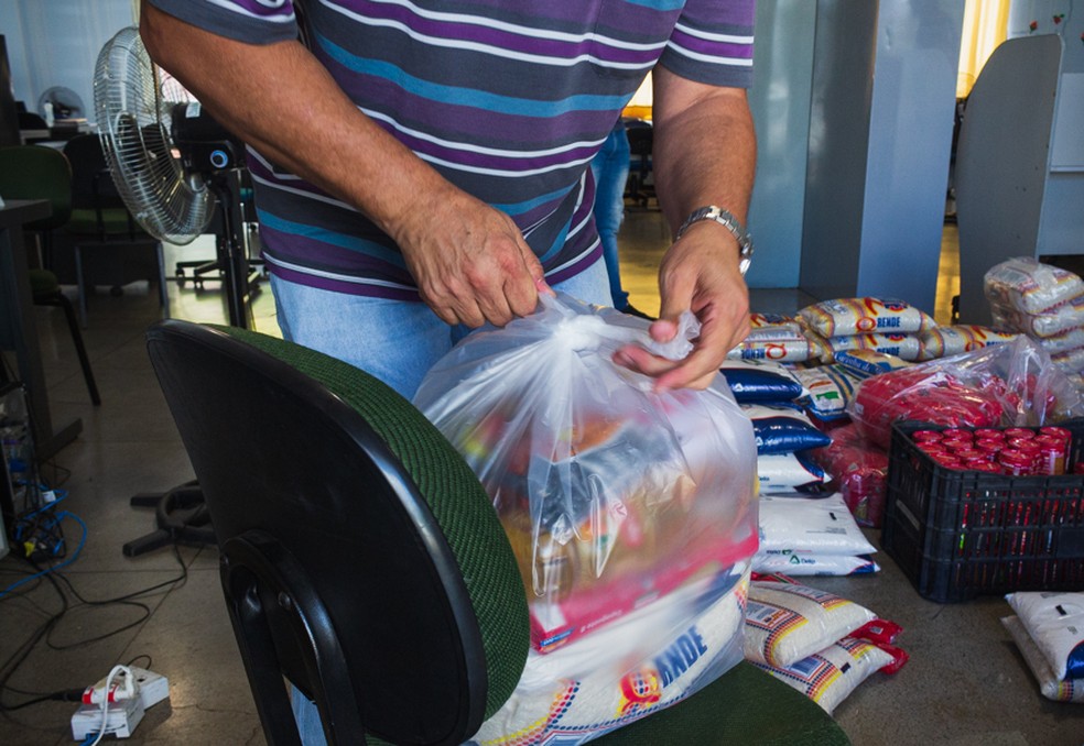 Kits de alimentos estão sendo distribuídos em Itajubá para alunos da rede municipal de ensino  — Foto: Divulgação/Prefeitura de Itajubá 
