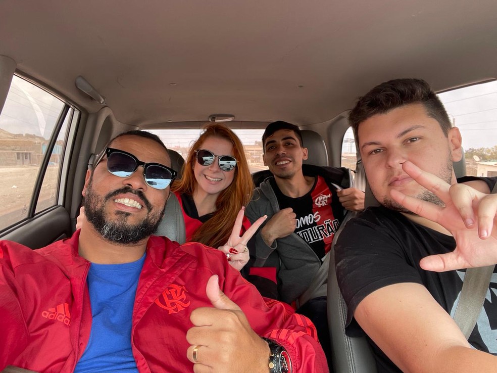 Wagner no carro com a esposa e os amigos rumo a Guayaquil &mdash; Foto: Arquivo pessoal