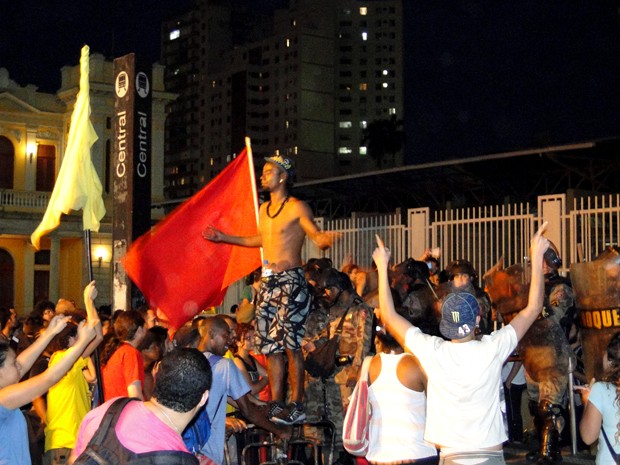 Manifestantes protestam na Estação Central do metrô de Belo Horizonte (Foto: Humberto Trajano / G1)