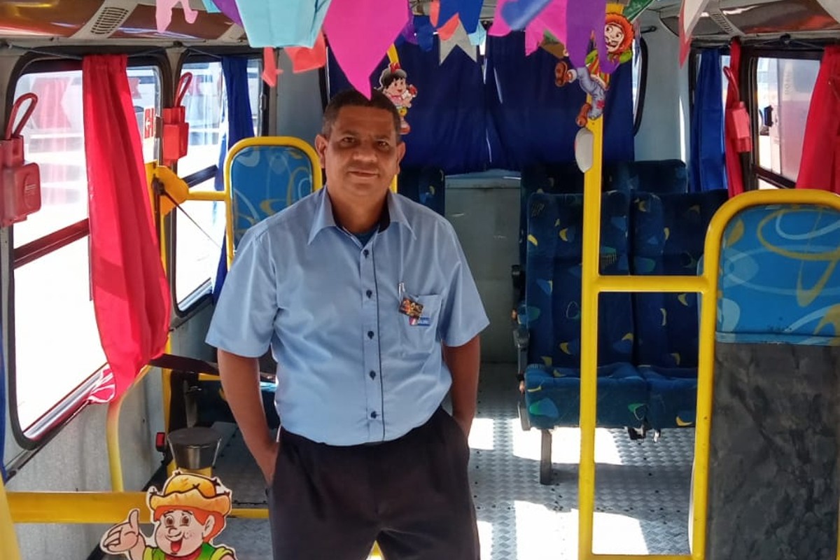 Motorista de transporte especial para crianças decora ônibus com tema junino: 'Faço com muito carinho'