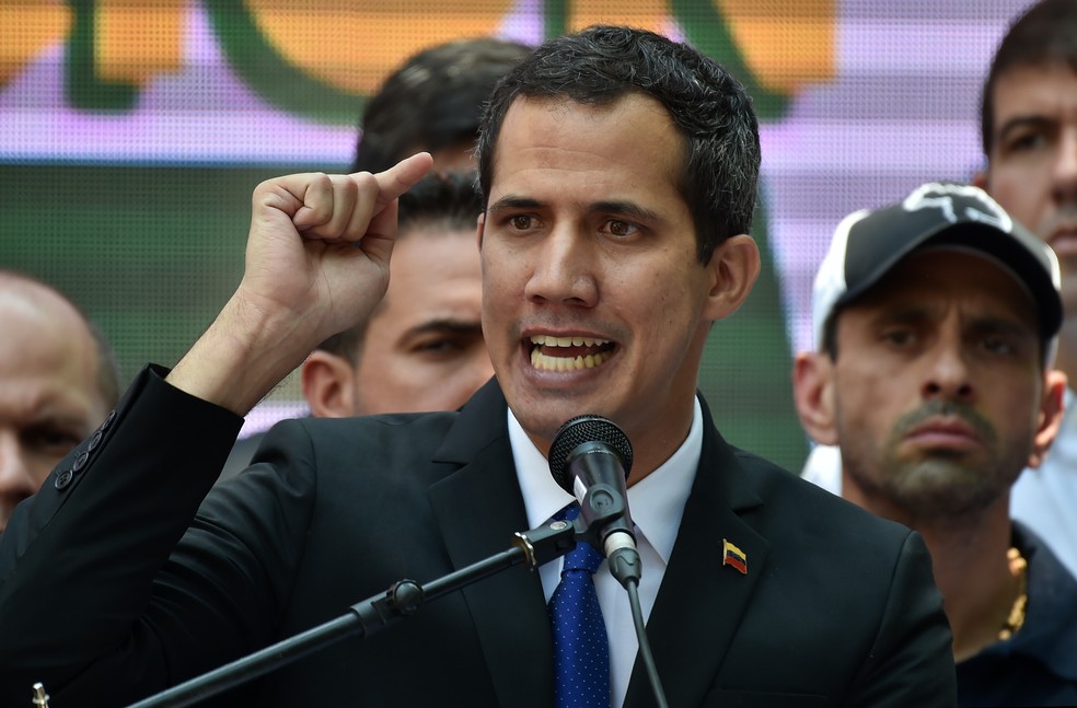 Juan Guaidó invocou a Constituição em janeiro para se autoproclamar presidente interino da Venezuela.  — Foto: Yuri Cortez/AFP