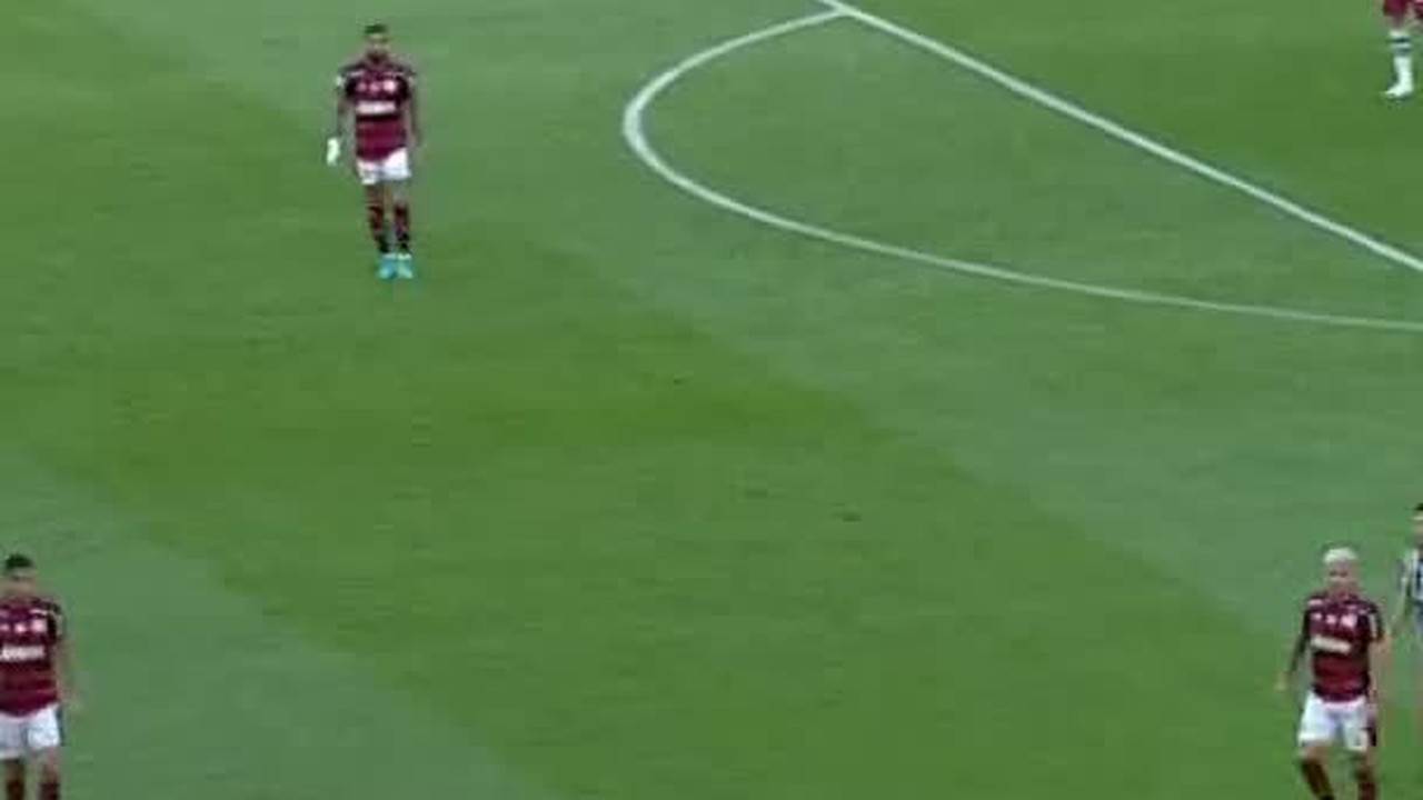 Ganso d&aacute; caneta em Jo&atilde;o Gomes no Fla-Flu