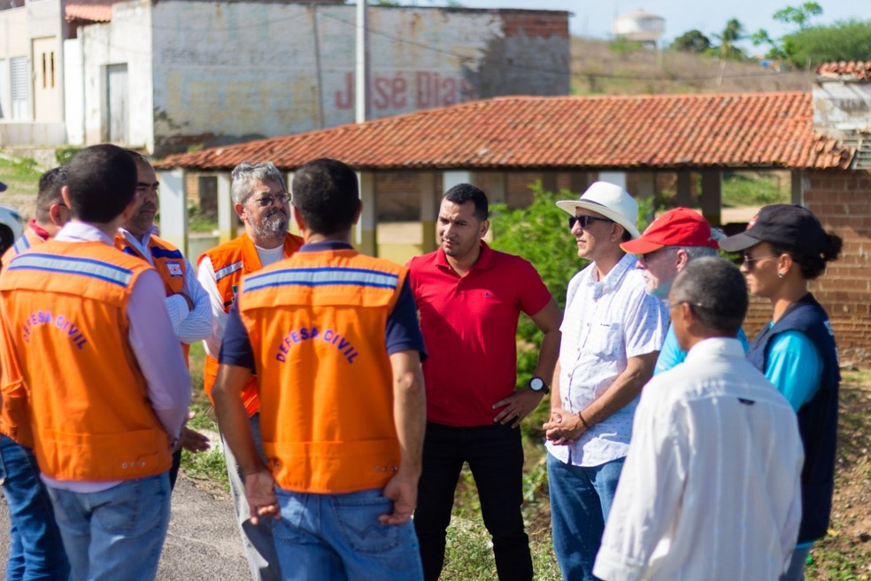 Técnicos vistoriaram a barragem Passagem das Traíras e pretendem ir aos outros reservatório do Rio Grande do Norte — Foto: Divulgação/Igarn