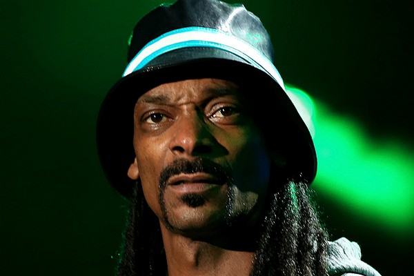 O ex-briguento Snoop Dogg e seu guarda-costas foram acusados de assassinar o membro de uma gangue rival. Apenas depois de anos comparecendo a tribunais o rapper acabou escapando da denúncia. (Foto: Getty Images)