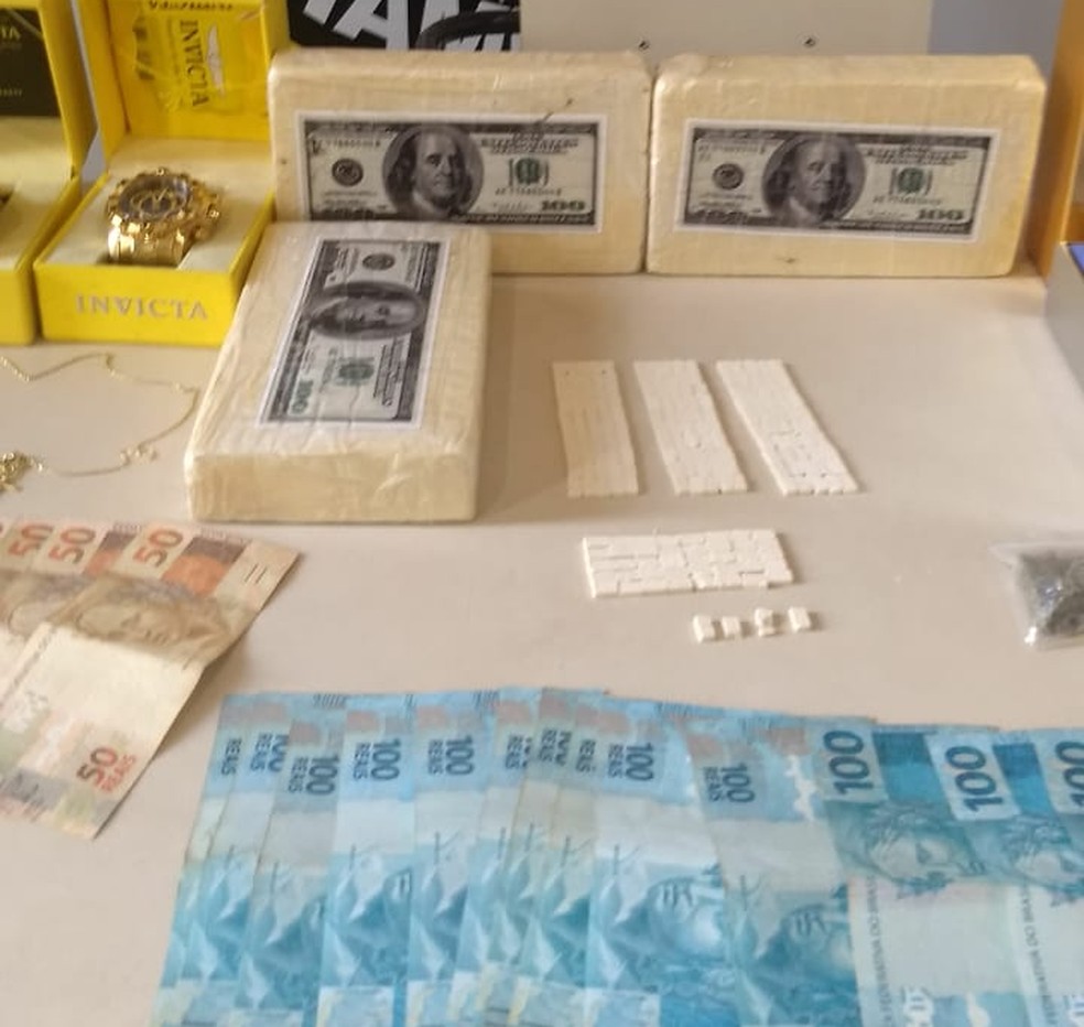 Drogas e rÃ©plicas foram encontradas dentro de malas de mÃ£o de casal em Montes Claros (Foto: PolÃ­cia Militar/DivulgaÃ§Ã£o )