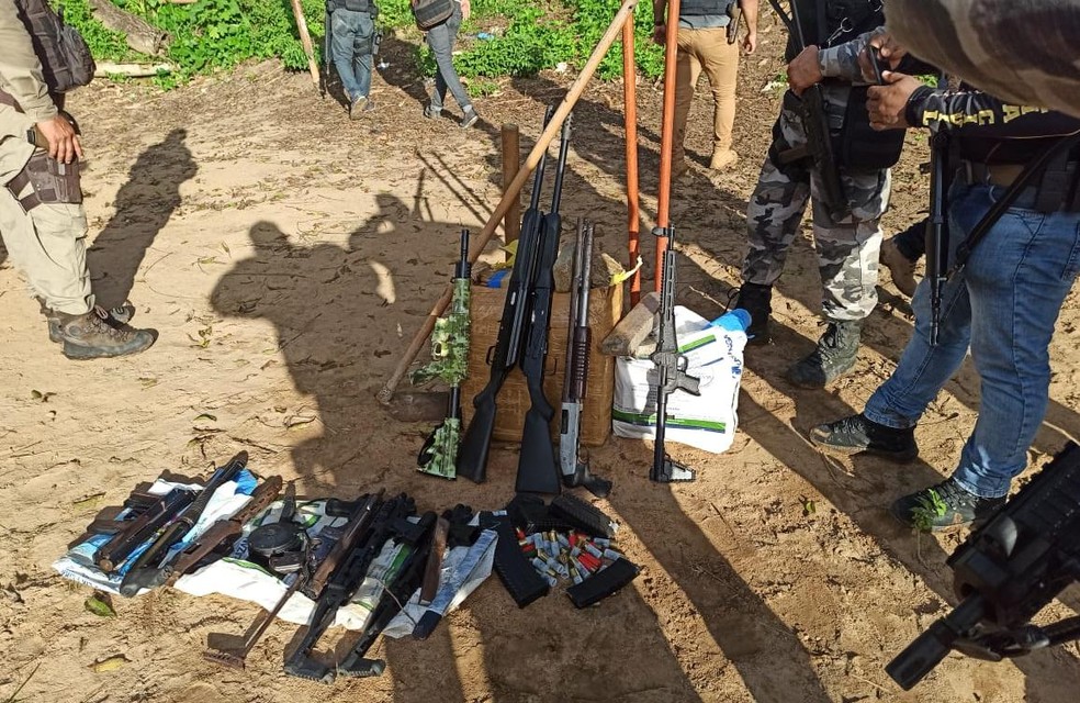 Armas foram encontradas em esconderijo subterrêneo — Foto: Divulgação / SSP-BA