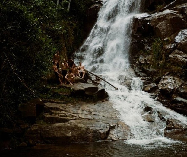 Antonio Benicio curte cachoeira com amigos (Foto: Reprodução/Instagram)