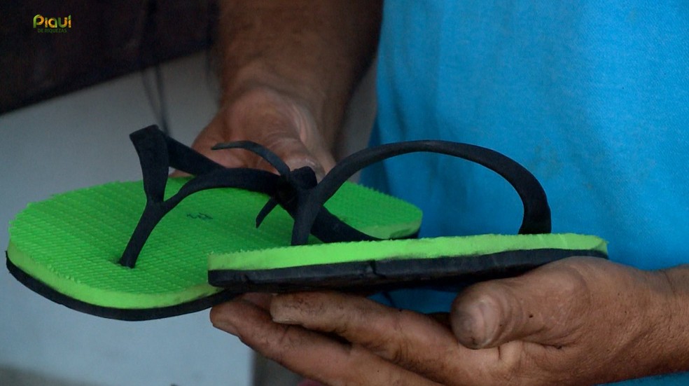 Artesãos transformam pneus velhos em sandálias e acessórios de decoração no interior do Piauí — Foto: TV Clube