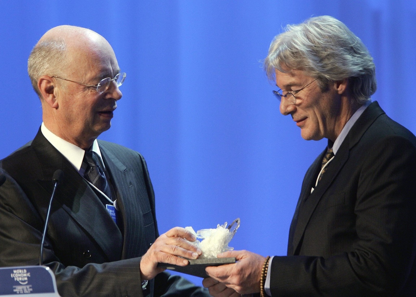 O ator Richard Gere recebe o prêmio Crystal de manos de Klaus Schwab, fundador do foro de Davos, no Foro Económico Mundial de Davos, Suiza - Foto arquivo
