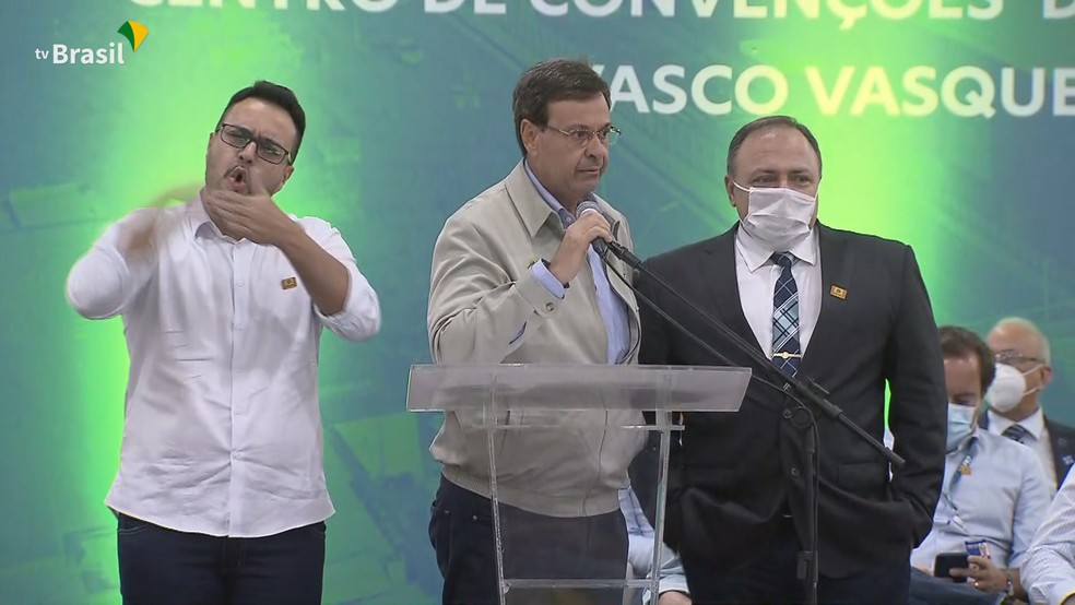 Ex-ministro da Saúde Eduardo Pazuello (à direita) participa de evento em Manaus, acompanhado do ministro do Turismo, Gilson Machado (centro) — Foto: Reprodução/TV Brasil