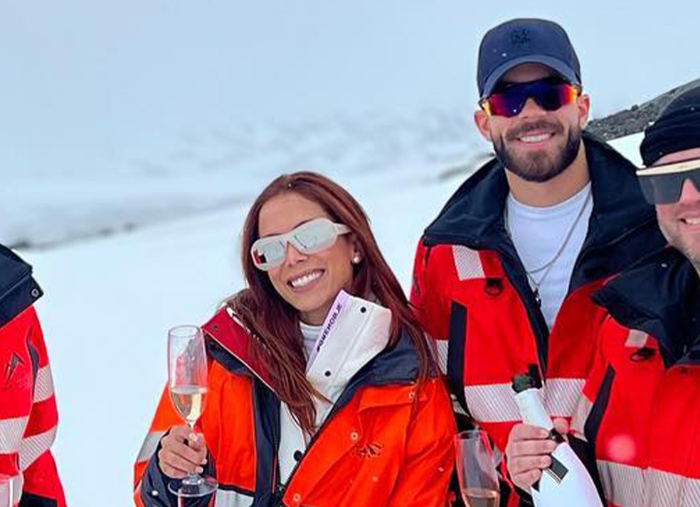 Anitta, Pipo Marques e amigos na Islândia — Foto: Reprodução/Instagram