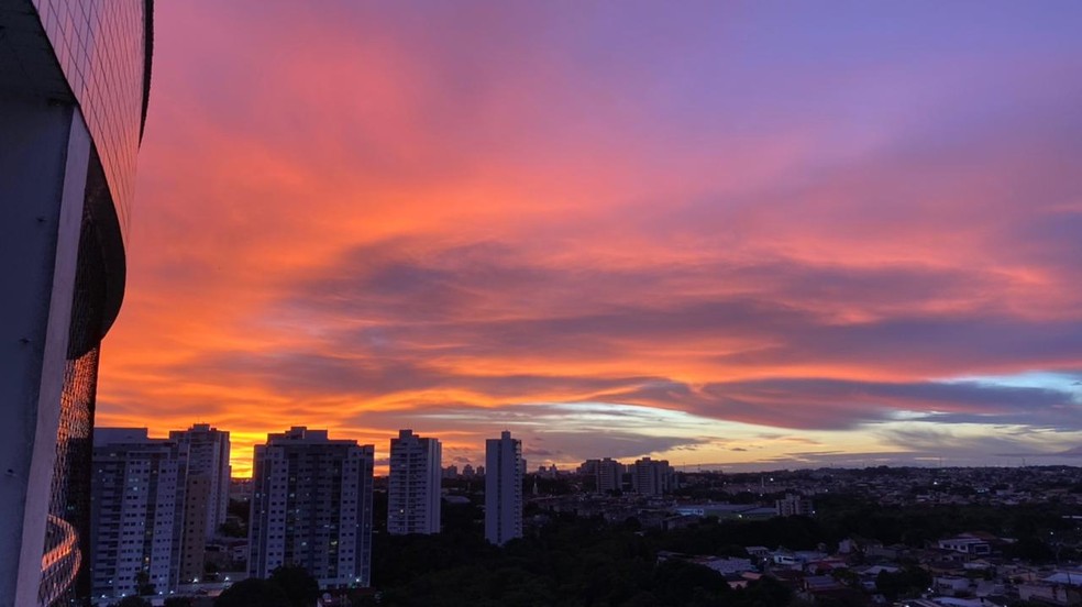 Entardecer em Manaus chama atenção e viraliza nas redes sociais — Foto: Carolina Diniz