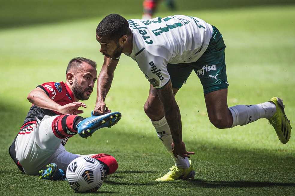 Everton Ribeiro dá combate em Wesley, do Palmeiras, na Supercopa — Foto: Pedro Martins / Foto FC