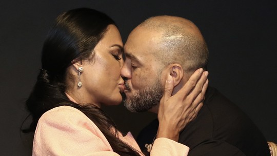 Gracyanne Barbosa enche Belo de beijos em inauguração do bar dele