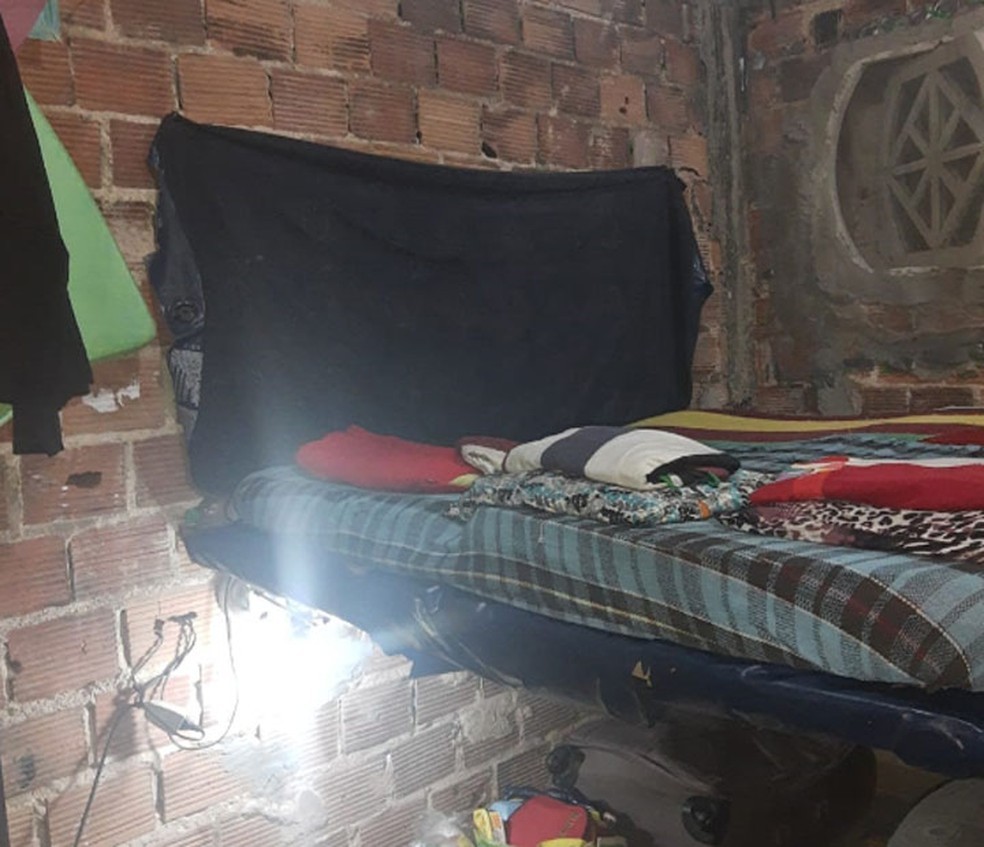 Mulher e os três filhos de 7, 9 e 15 anos, estavam há sete meses trancados em uma casa.  — Foto: Reprodução / TV Bahia