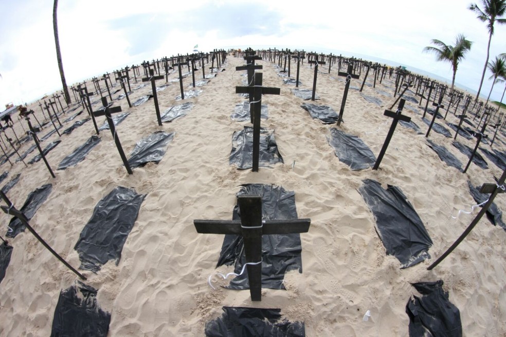 Mil cruzes fincadas na praia representam mortos em Pernambuco, durante 2018 (Foto: Marlon Costa/Pernambuco Press)