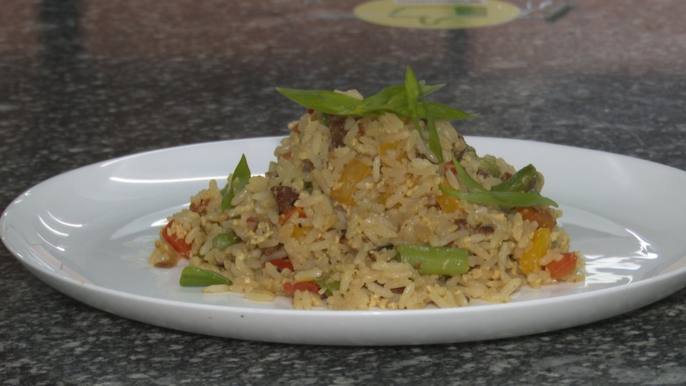 Gastrônomo ensina receita de arroz frito — Foto: TV Cabo Branco/Reprodução