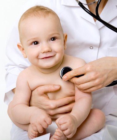 Bebê no colo do pediatra (Foto: Shutterstock)