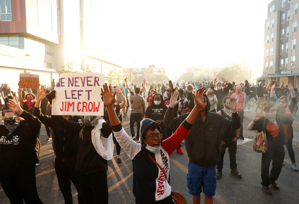 29 de maio – Manifestantes erguem os braços em protesto contra a morte de George Floyd, em Minneapolis, Minnesota — Foto: Lucas Jackson/Reuters