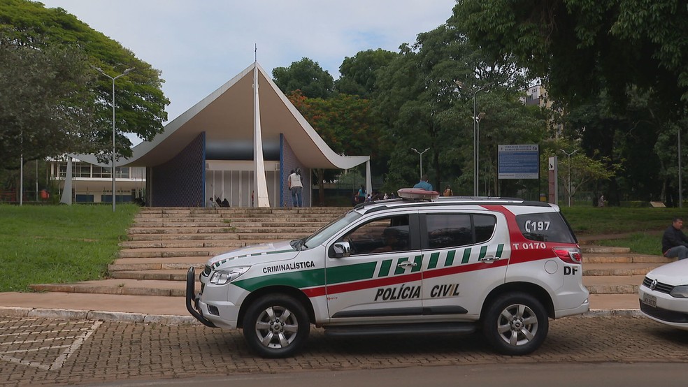 Carro da Polícia Civil na Igreja Nossa Senhora de Fátima, localizada na entrequadra 307/308 Sul, em Brasília — Foto: TV Globo/Reprodução