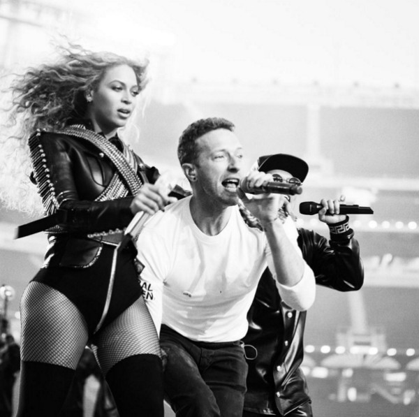 Beyoncé acompanhada de Chris Martin no ensaio da apresentação (Foto: Instagram)