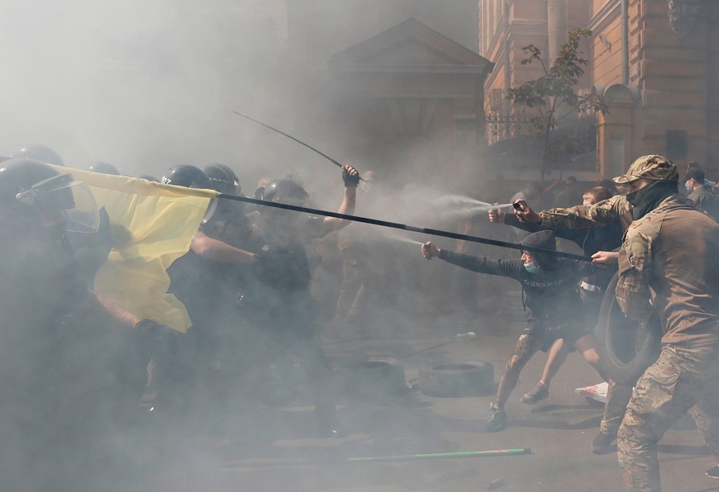 14 de agosto - Policiais e manifestantes entram em confronto durante protesto em Kiev, capital da Ucrânia  — Foto: Serhii Nuzhnenko/Reuters