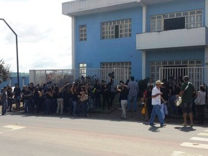 Servidores protestam em frente à Prefeitura de Córrego Fundo (Foto: Sintramfor/Divulgação)