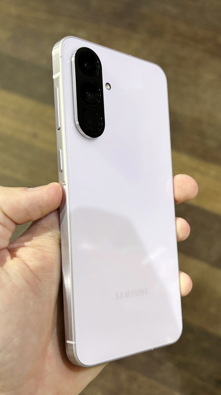 Novo celular da Samsung tem o MELHOR custo-benefício de 2025; conheça
