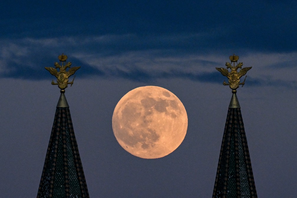 Rússia: a lua cheia enquadrada entre as torres de um prédio na Praça Vermelha, no centro de Moscou neste domingo, 15 — Foto: Kirill Kudryavtsev/AFP