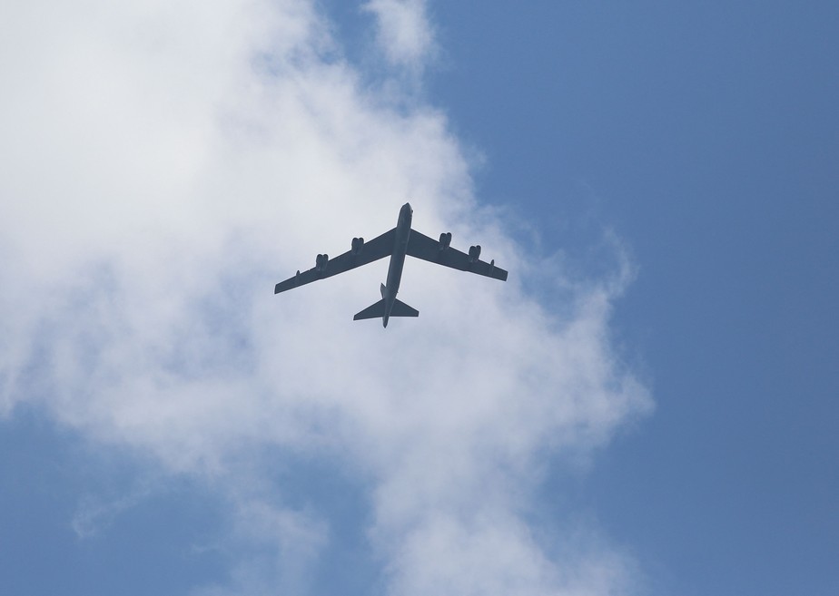 Avião B-52 Stratofortress da Força Aérea dos EUA sobrevoa a capital da Albânia, Tirana