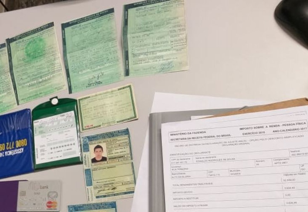 Polícia apreendeu vários documentos falsos com estudantes de medicina em MS — Foto: Polícia Militar/Divulgação