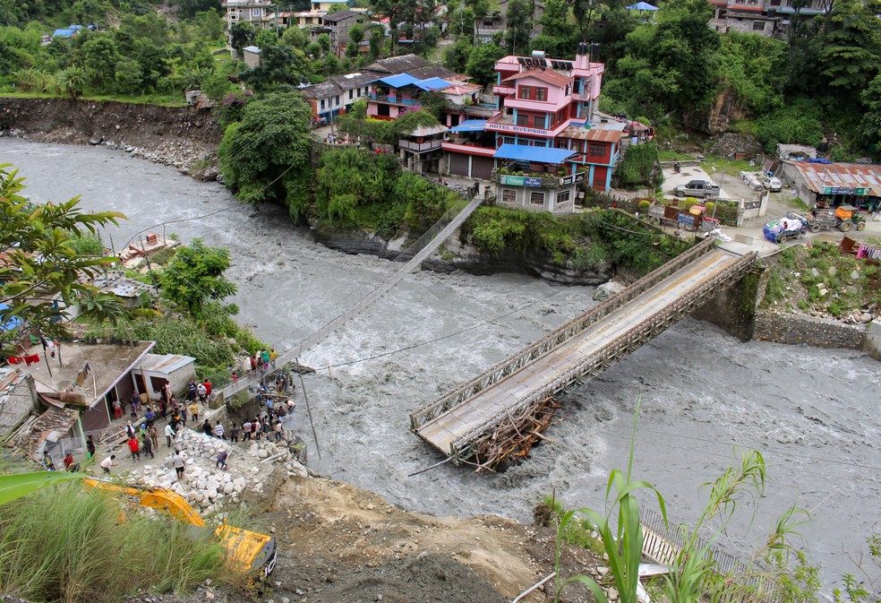 Ponte danificada por chuvas no Nepal, em 11 de julho de 2020 — Foto: Santosh Gautam/Reuters