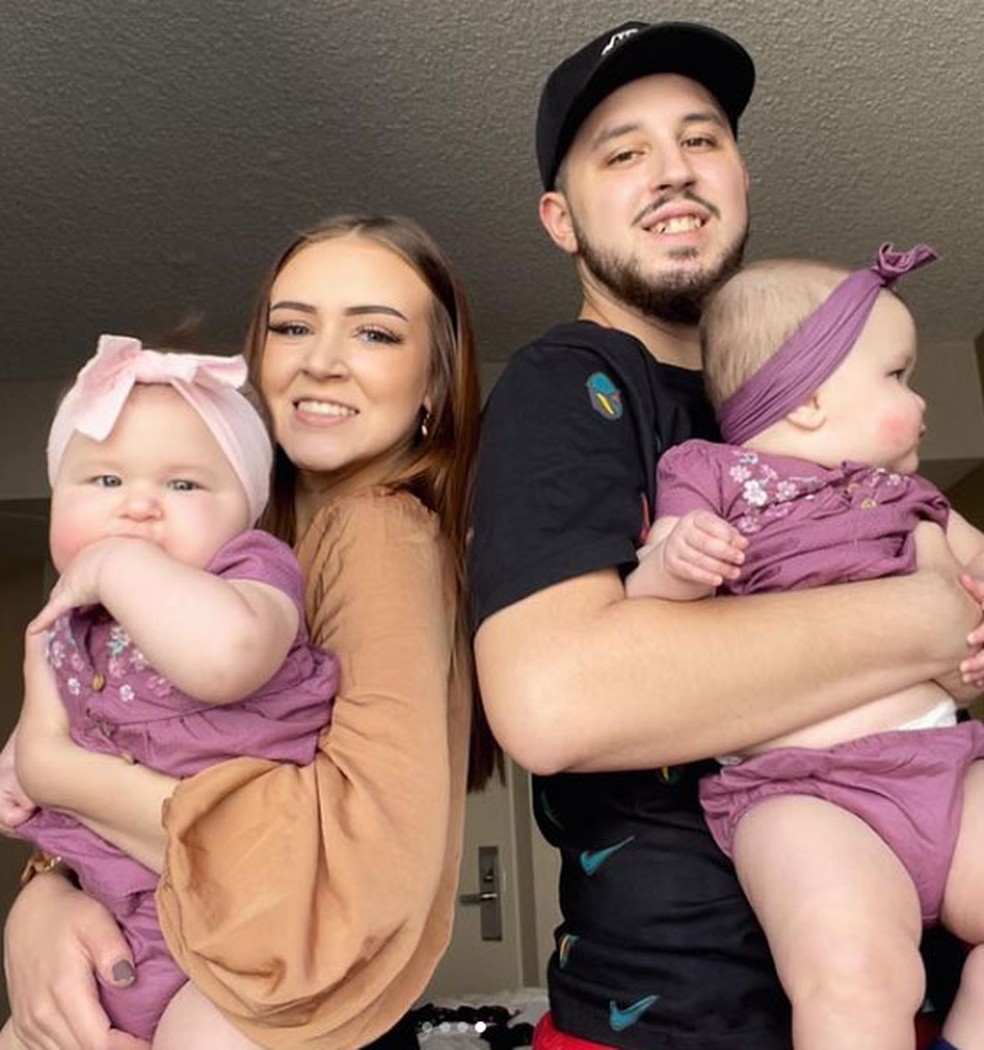As gêmeas 'gigantes' Camila e Elena, no colo dos pais Alexis LaRue e Leo Mejia — Foto: Reprodução/Instagram/The Mejia Family