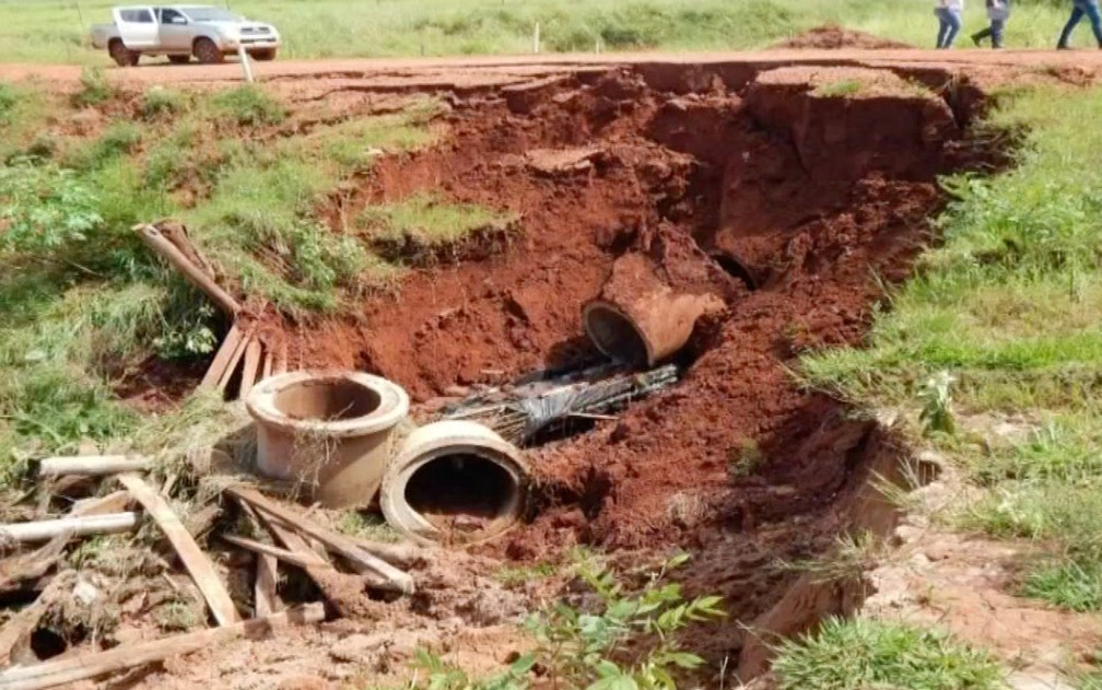 Estrada vicinal e tubulaÃ§Ã£o de escoamento de Ã¡gua parcialmente destruÃ­dos em Novo Horizonte do Sul â€” Foto: Prefeitura de Novo Horizonte do Sul/DivulgaÃ§Ã£o