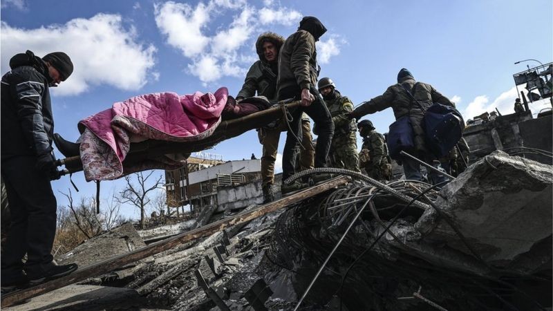 A Ucrânia vem resistindo à invasão - mas com alto custo de vidas de civis e militares, segundo o seu próprio presidente (Foto: Getty Images via BBC News)