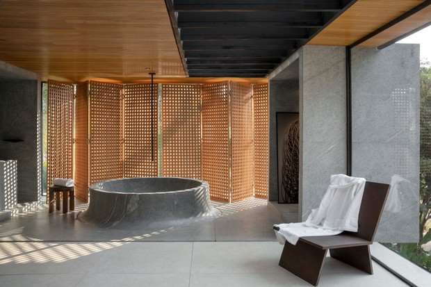 Décor do dia: sala de banho com banheira de pedra-sabão e lareira (Foto: Estúdio NY18 )
